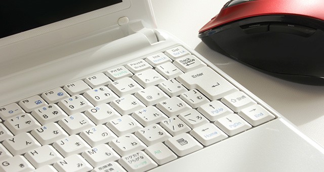 ノートパソコンと赤いマウス