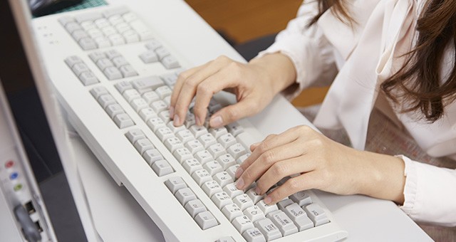 パソコンを操作中の女性