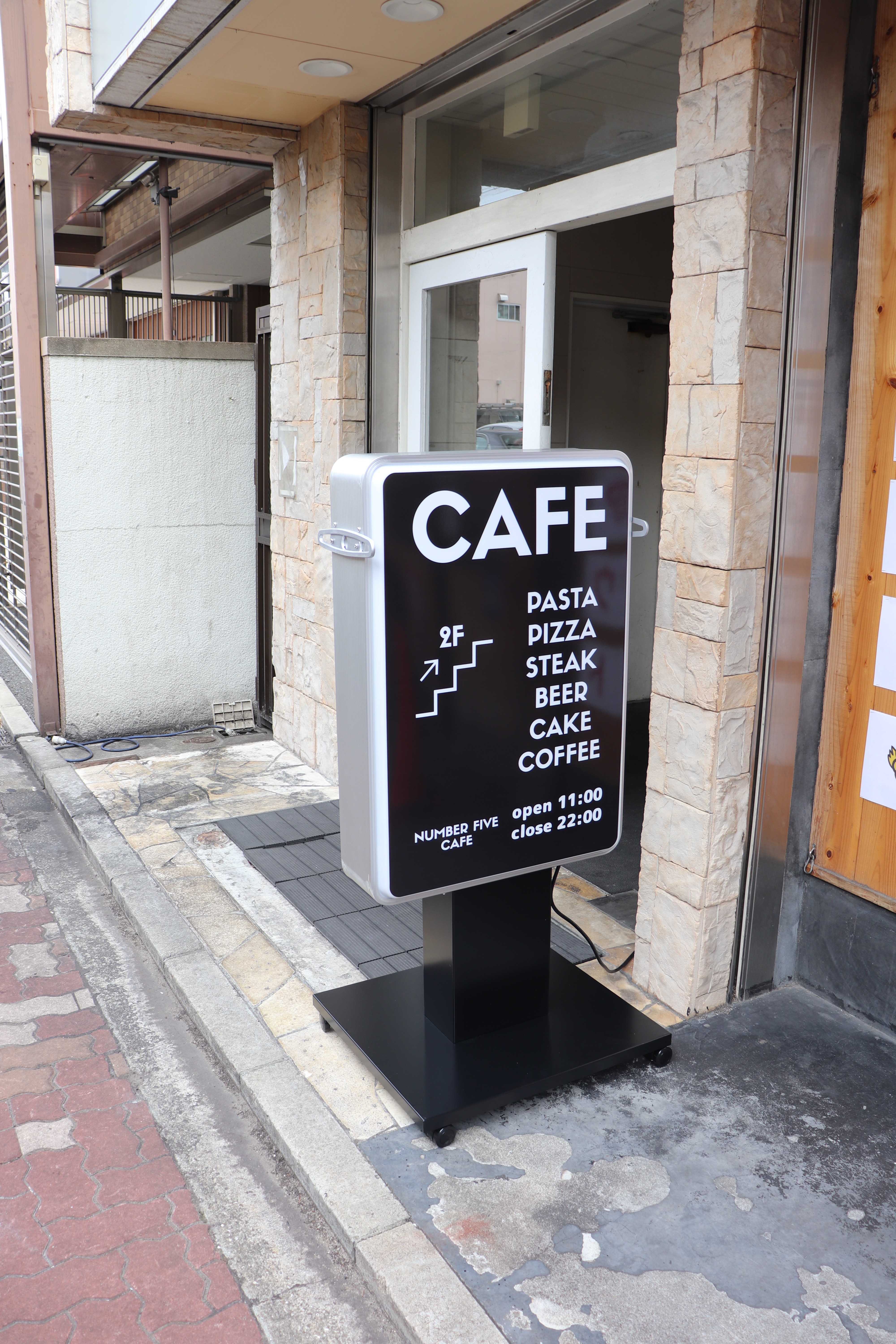 【飲食店（カフェ）】電飾看板のデザイン制作、施工、設置