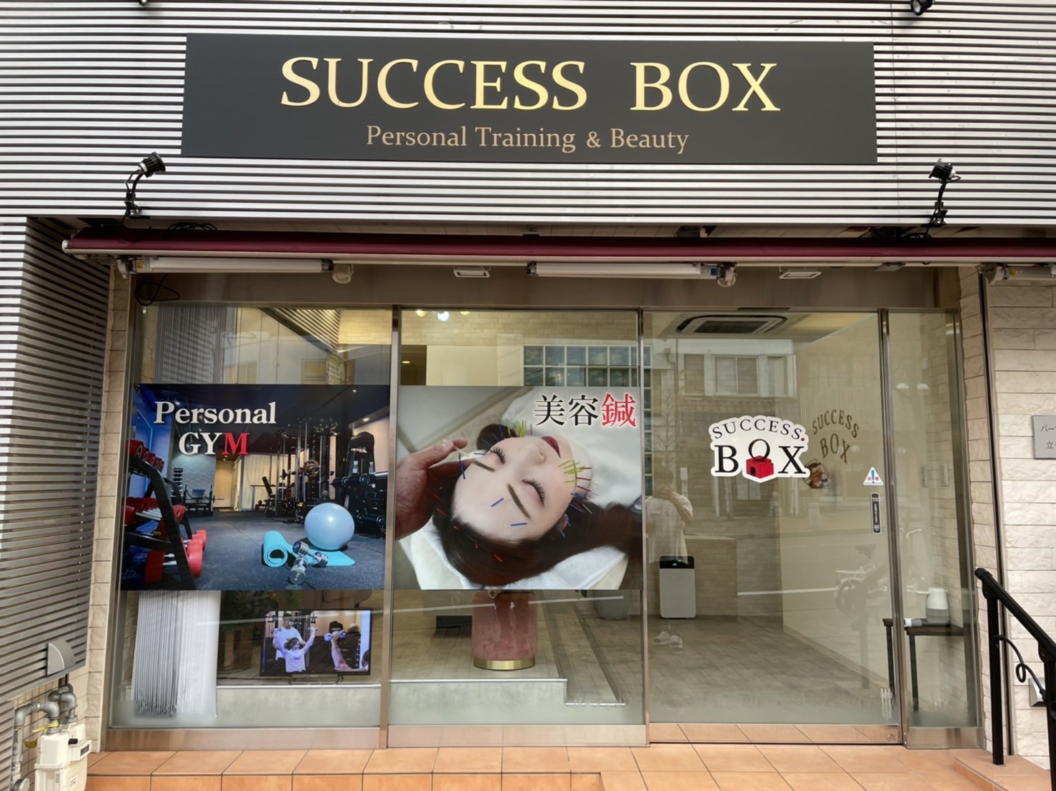 【パーソナルジム】ガラスフィルムのデザイン制作、施工