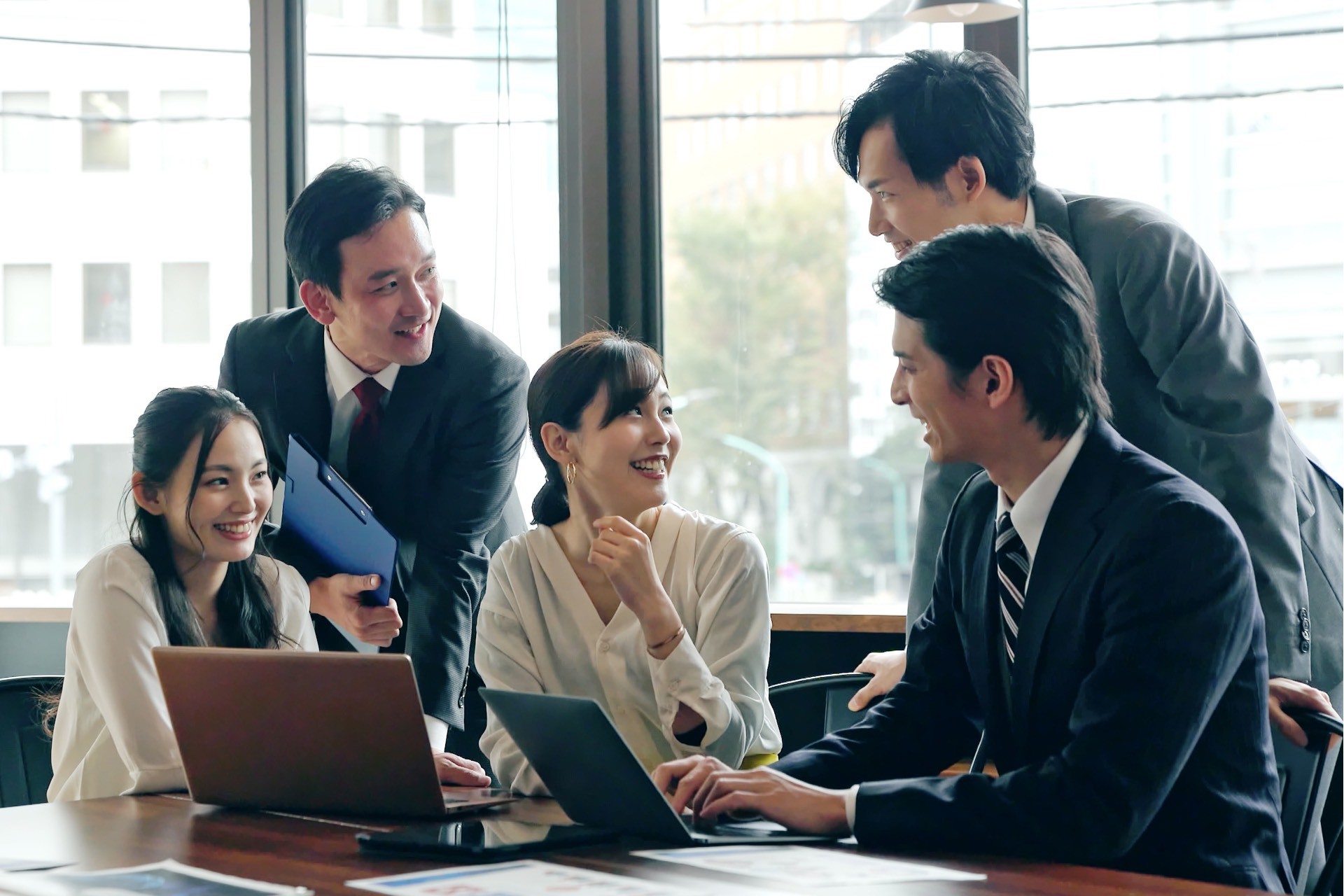 ワークエンゲージメントを高める企業向け相互称賛アプリ