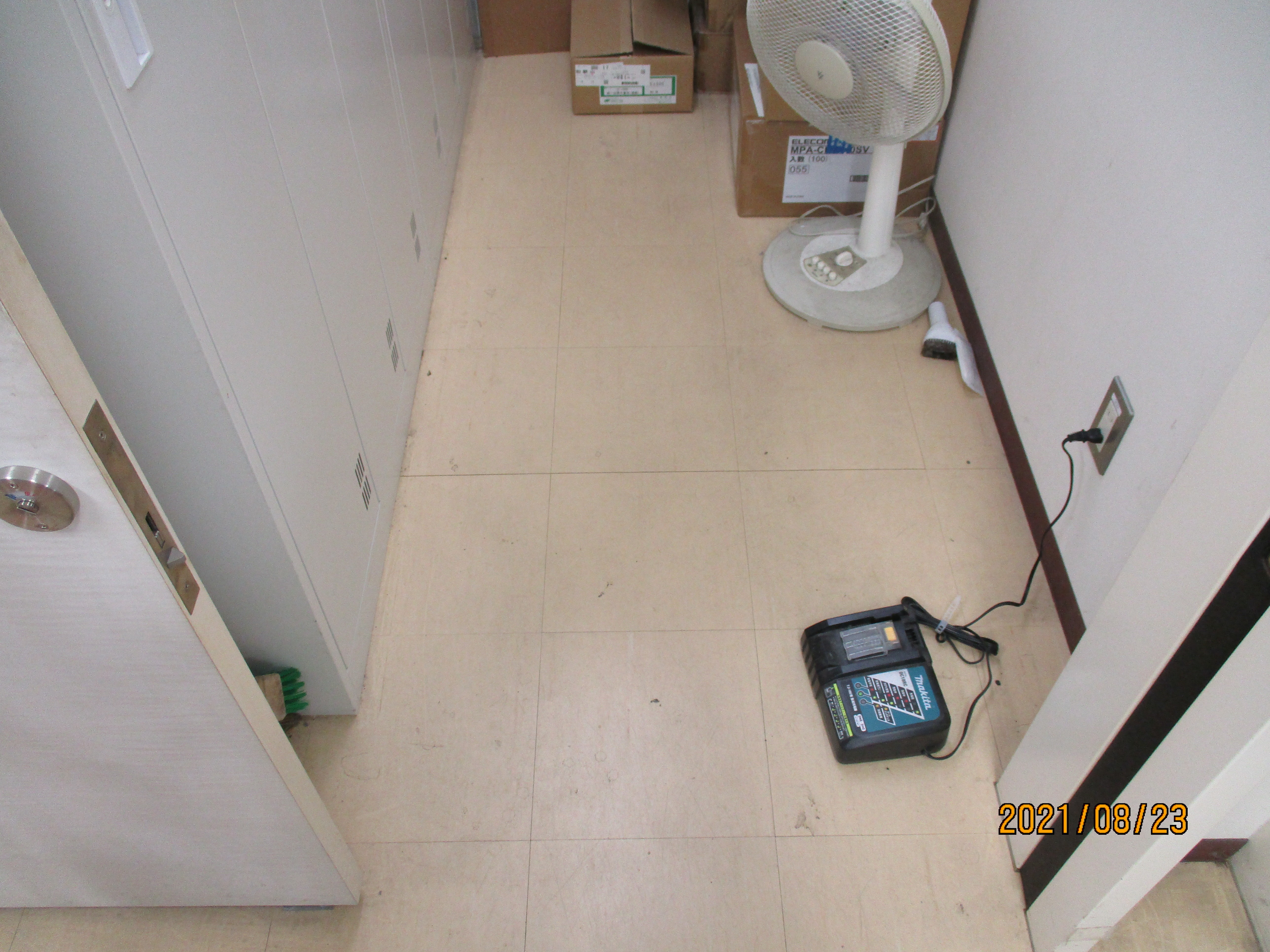 床面洗浄ワックス塗布
作業