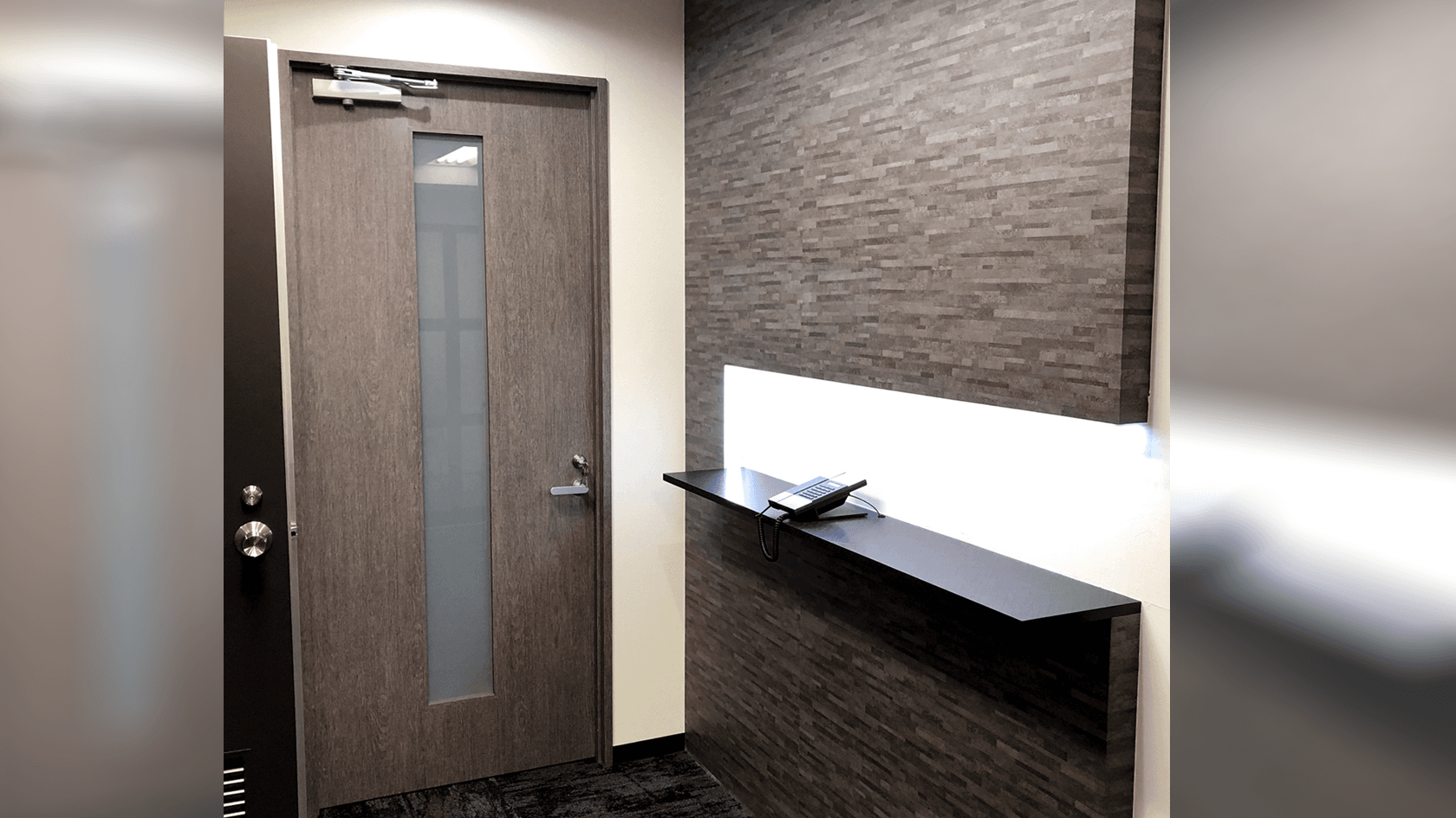 ホテルライクな印象のエントランス