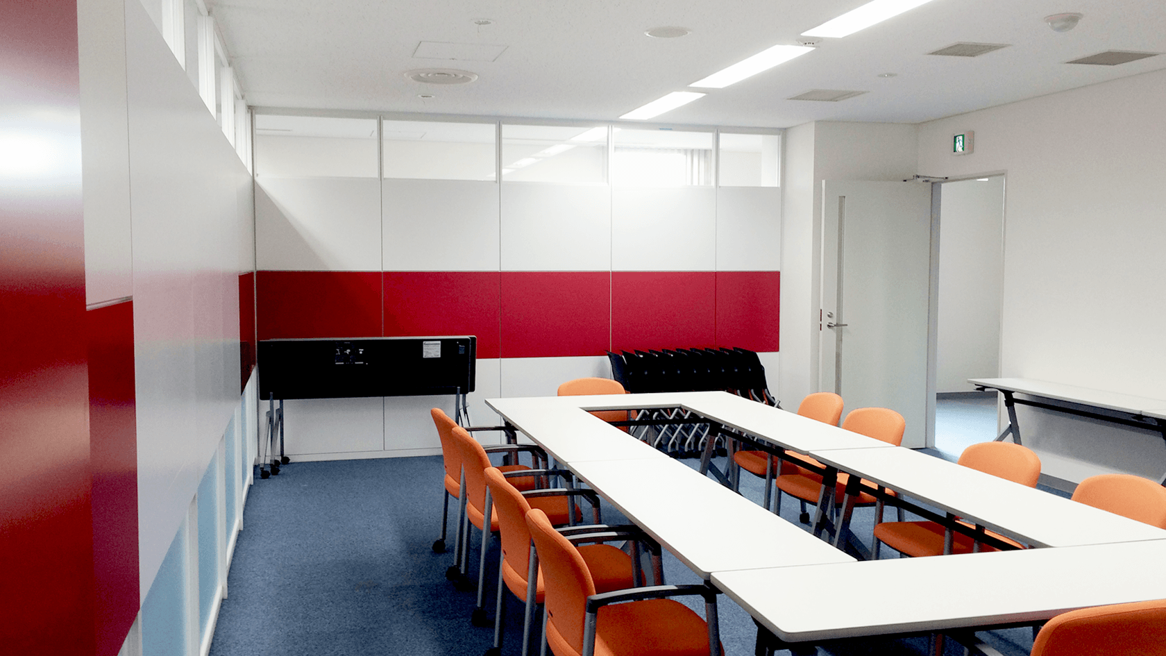 アクセントパネルがポイントのオフィスデザイン