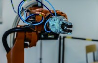工場用ロボットがアームで掴む物体を検出する画像認識AIを開発